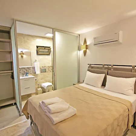 With A Private Heated Pool, Jacuzzi, Overlooking Spectacular Views Of The Sea וילה