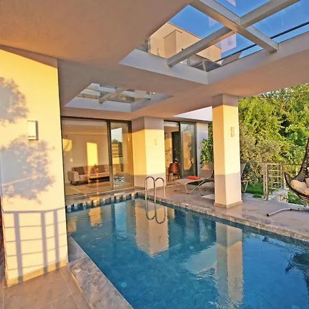 Villa With A Private Heated Pool, Jacuzzi, Overlooking Spectacular Views Of The Sea *