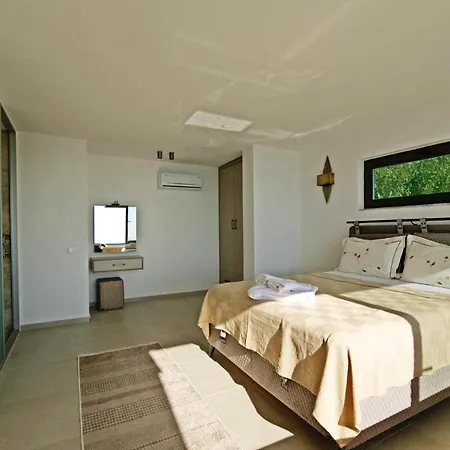 With A Private Heated Pool, Jacuzzi, Overlooking Spectacular Views Of The Sea *