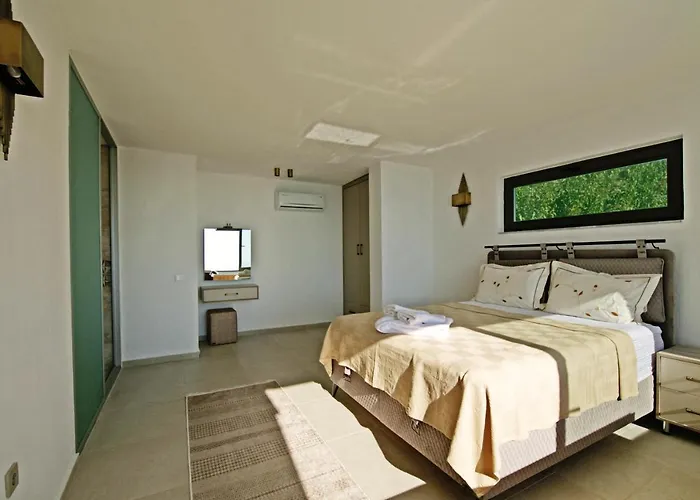 With A Private Heated Pool, Jacuzzi, Overlooking Spectacular Views Of The Sea *